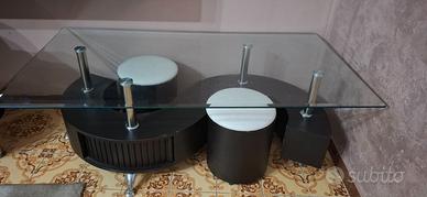 Tavolino di vetro con due pouff