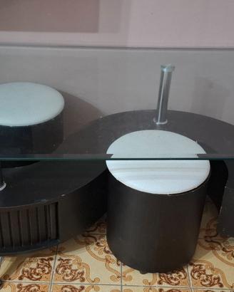 Tavolino di vetro con due pouff