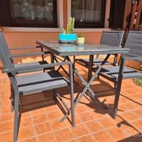 tavolo con sedie da esterno