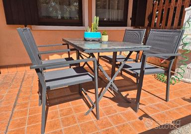 tavolo con sedie da esterno