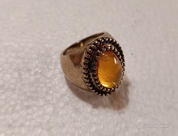Anello vintage con pietra color miele