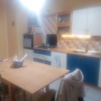 cucina con tavolo e  sedie