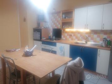 cucina con tavolo e  sedie