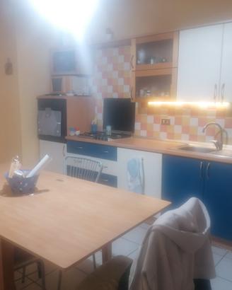 cucina con tavolo e  sedie