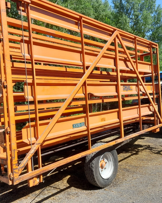 Carro carica balle di fieno