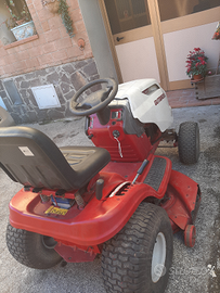 Trattorino taglia l'erba