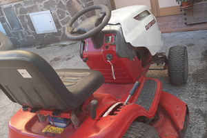 Trattorino taglia l'erba