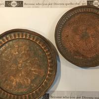 2 Piatti sottovasi in rame decorati