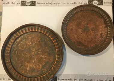 2 Piatti sottovasi in rame decorati
