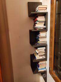 Libreria angolare moderna