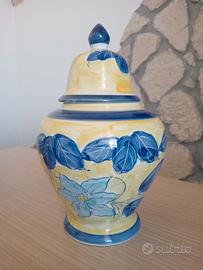 Vaso orcio con coperchio in ceramica dipinto