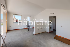 Trilocale con terrazza in via della menta