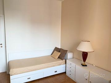 Stanza libera in appartamento condiviso