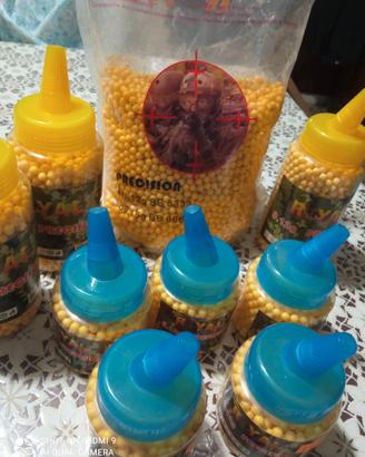 Pallini in plastica gialli busta da 1 kg.e 8 biber