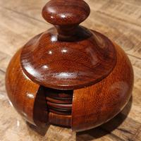 Contenitore con set di sottobicchieri in legno