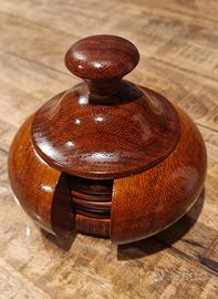 Contenitore con set di sottobicchieri in legno