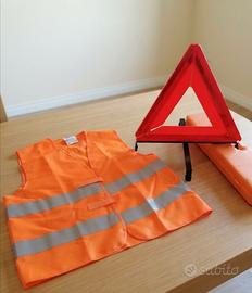 Kit emergenza auto: triangolo e giubbotto