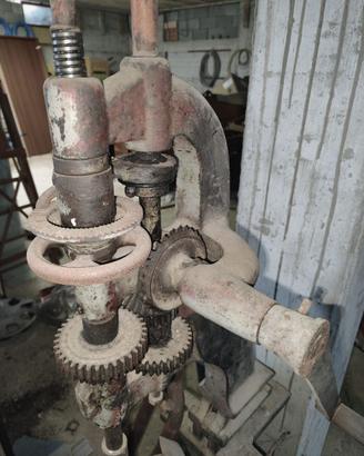 Trapano antico a colonna, manuale.