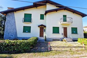 Casa indipendente plurifamiliare con tre appartame