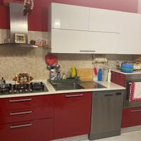 Cucina moderna con elettrodomestici