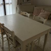 Tavolo e 4 sedie in legno