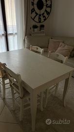 Tavolo e 4 sedie in legno