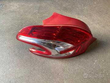 Fanale posteriore SX Peugeot 208 2015 (9672628280)