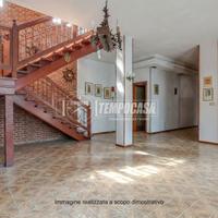 BORGOMANERO - AMPIO APPARTAMENTO CON BOX IN CENTRO