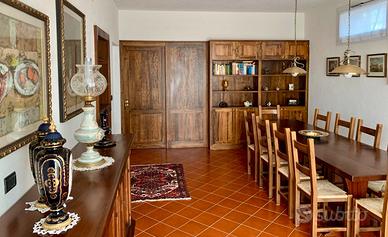 Tavolo con 10 Sedie e Credenza in Legno Massello