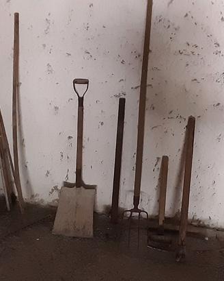 Vecchi attrezzi orto - giardino _ Benevento