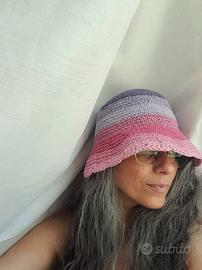 Cappello lavorato ad uncinetto 