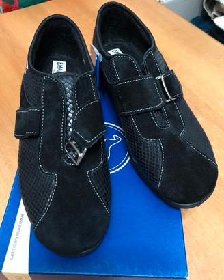 Scarpe da ginnastica, sandali nuovi