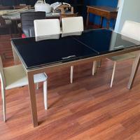 Tavolo da ufficio con piano in cristallo e sedie