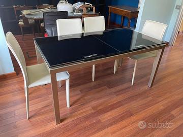 Tavolo da ufficio con piano in cristallo e sedie