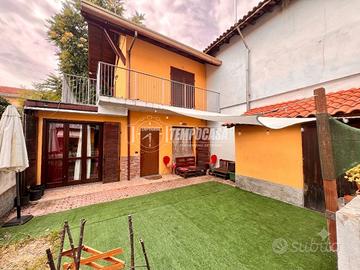 BILOCALE SU DUE LIVELLI CON TERRAZZO E AREA ESTERN