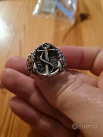 3 anelli con ancora, "R" e lupo