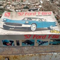 Modellini di auto in scatola di montaggio