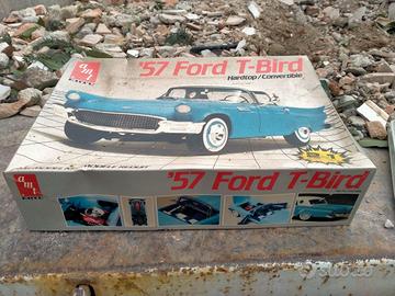 Modellini di auto in scatola di montaggio