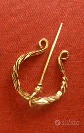 Spilla fermaglio per cappa o mantello