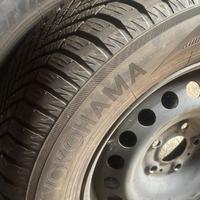 Pneumatici invernali completi di cerchi 215/65/R16