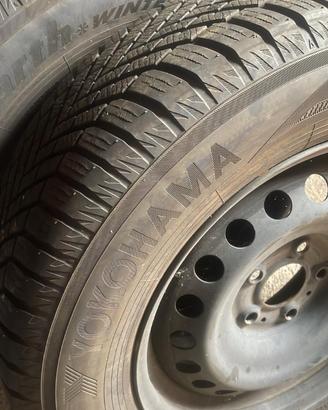 Pneumatici invernali completi di cerchi 215/65/R16