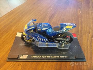 Yamaha YZR‑M1 Valentino Rossi 2004 – Modellino da