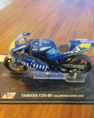 Yamaha YZR‑M1 Valentino Rossi 2004 – Modellino da