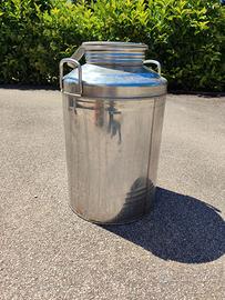 Tre bidoni contenitore olio