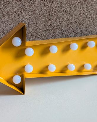 insegna luminosa freccia arrow led gialla 50 cm