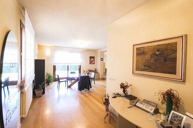 Villa di 250 m² con più di 5 locali e box auto dop