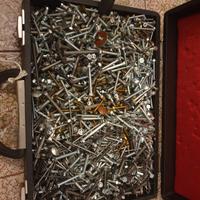 bulloni, dadi, chiodi varie misure in valigetta.