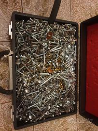 bulloni, dadi, chiodi varie misure in valigetta.