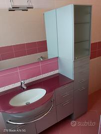 Mobile bagno con lavello e specchio