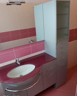 Mobile bagno con lavello e specchio